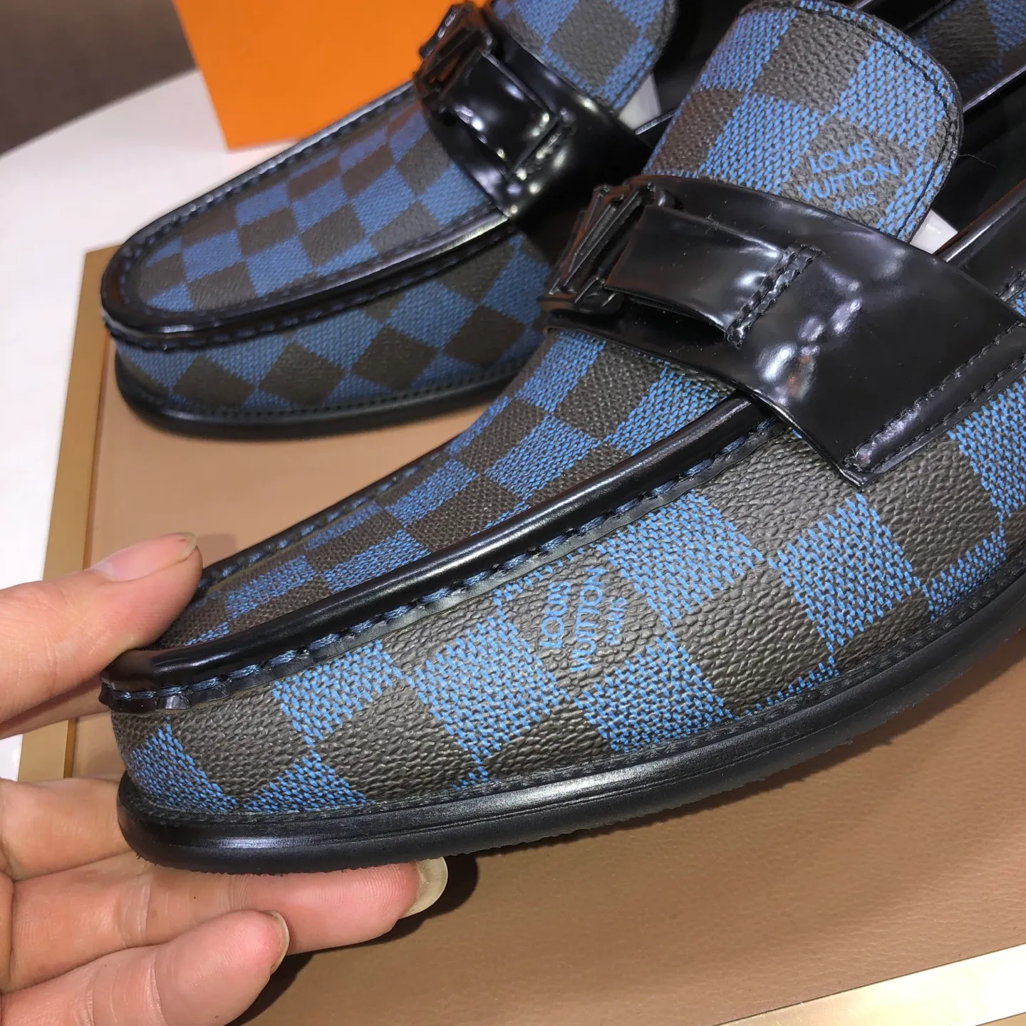 Men's men's shoes💰540💰[LV] (original single cowhide lining)🍀LV's latest genuine leather business suit shoes are available on the official website at the same time. The first-layer cowhide imported from Italy is made of heavy gold, and the official website has a 1:1 rubber outsole. Versatile to wear, high-end without losing class, and the color combination is extraordinary. This four-season style is alluring when worn on your feet, showing off your big-name flair. Standard code 38-45 (45 customized)